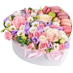 Коробка с цветами и Макаронсами Приятность